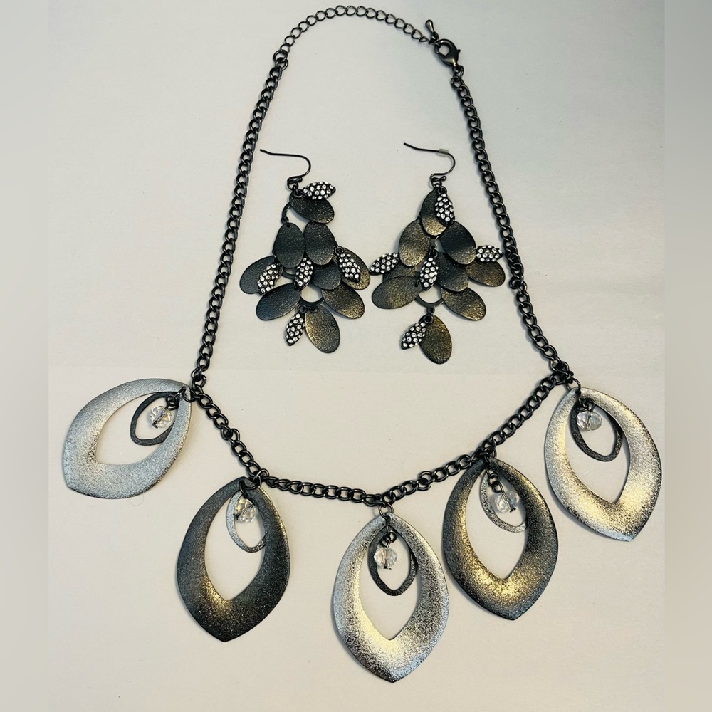 VINTAGE Silver/Pewter/Gunmetal Necklace and chandelier Earring set by Macy’s.